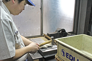 手作業による歪取り作業