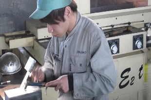 手作業による歪取り作業2