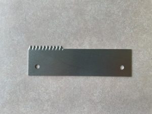 機械刃物や工業用刃物のオーダーメイドは【工業用機械刃物の製作工場】。切れ味・耐久性に優れる薄刃小型機械刃物を短納期でお届けします。袋カット用刃物の機械刃物事例